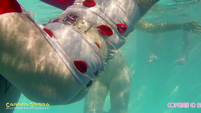 Domina Lady Vampira - SM Studio Femdom Empire: Carmen Rivera и Lady Vampira празднуют вечеринку у бассейна со своими рабынями в империи женского доминирования, часть 8