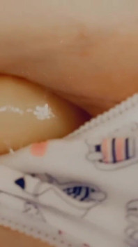 Học tập âm hộ đầy lông dễ thương lấy tinh ranh. Video tự quay tại nhà. Close-up
