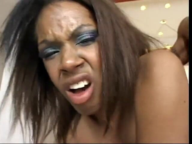 Hot and Wet: Güzellik büyük siyah yarağı emiyor ve kanepede sikiliyor