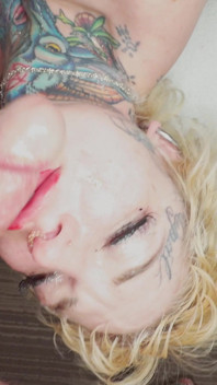 Sürtük mürekkepli porno yıldızı otelde yüz sikişi fışkırtarak boşalıyor!