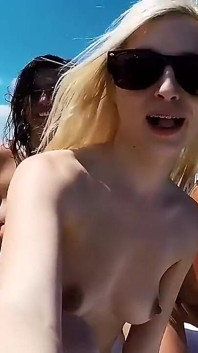 Bffs - Boat party teen besties vede k hardcore bušení s masivním ptákem