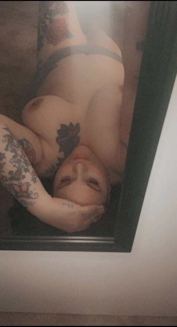 Curvyliz9: Excitée sous la douche