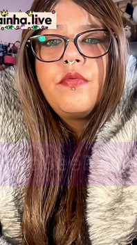 Chainmoking královna v kožešinách BBW MILF zelené oči, červené nehty, rty a ignorování tebe