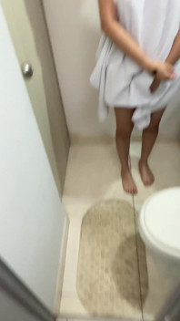 Eu vou tomar um banho e eu vejo minha meia-irmã emocionante nua, eu fico com tesão e acabo fodendo sua vagina suculenta