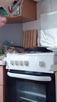 Memek berbulu ibu tiri latina dengan pantat bahenol dan toket besar lagi bugil di dapur