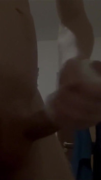 Ragazzo Arrapato Si Munge Il Cazzo E Gioca Con Un Dildo Da 21 Cm- Barella Anale
