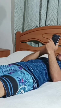 Adik tiriku suka banget ngeliat kontol ngacengku -100% spanyol.