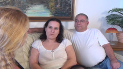 Deutsche Madchen: Жирний німецький чувак трахає двох грудастих аматорських повій