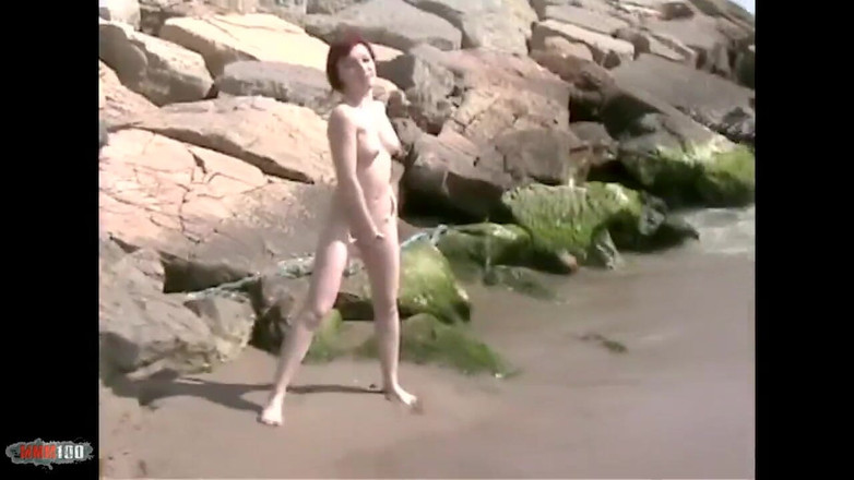 MMM100: 可爱的红发女郎mahylis在海滩上脱衣舞