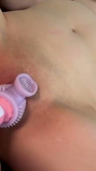 Amatoriale carina e formosa di 20 anni - stuzzicamento di capezzoli, creampie e sborrata