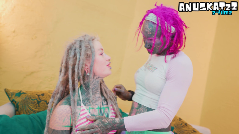 Anuskatzz: La première expérience de bite d’une femme trans - trio avec...