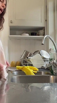 Geile Vrouw Wordt Geneukt in De Keuken Terwijl Ze De Afwas Doet