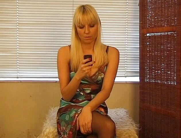 Flash Model Amateurs: かわいいブロンドの女の子は電話で話して、彼女のおっぱいで遊んでいます