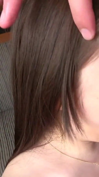 Una bella donna sposata e frustrata scende sul cazzo di un altro uomo e squirta! una posizione erotica di cowgirl