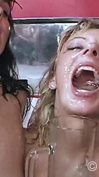 金发淫娃撒尿的精液雨
