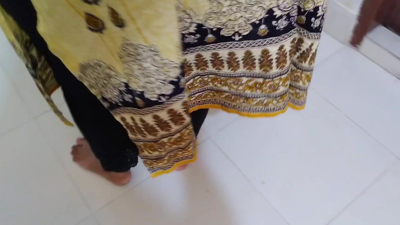 Aria Mia: 사무실 보스는 그녀가 깨끗한 사무실 방 때 아라비아 무슬림 하녀를 섹스!