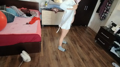 Amateur_MS: Wanita amatir bersenang-senang mencoba pakaian dan memotongnya