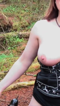 Une grosse skank britannique rencontre un groupe d’inconnus dans les bois pour une mission de dogging coquine