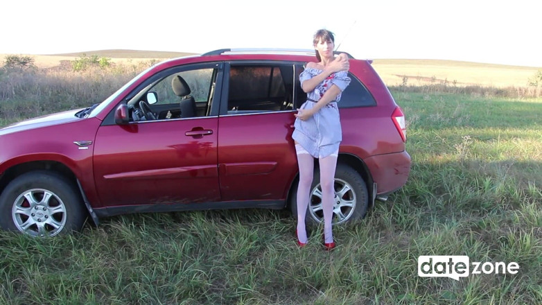 Datezone: セクシーな成熟した車の中で強いオーガズムに達しました