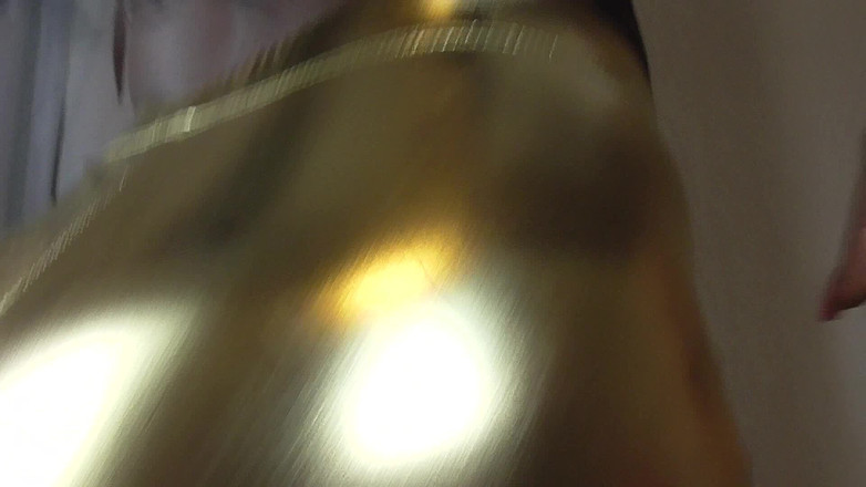 Femdom Austria: Сидение на лице чернокожей принцессы Барби Estrella в видео от первого лица в золотых леггинсах, золотистых скольжениях и обнаженной!