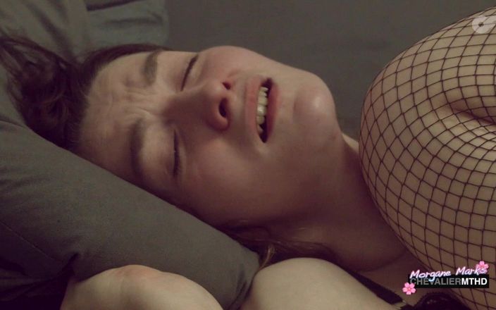 Dorian DomTop: [पूर्ण] Morgane marks बड़े डिल्डो से खुद को खुश कर रही है