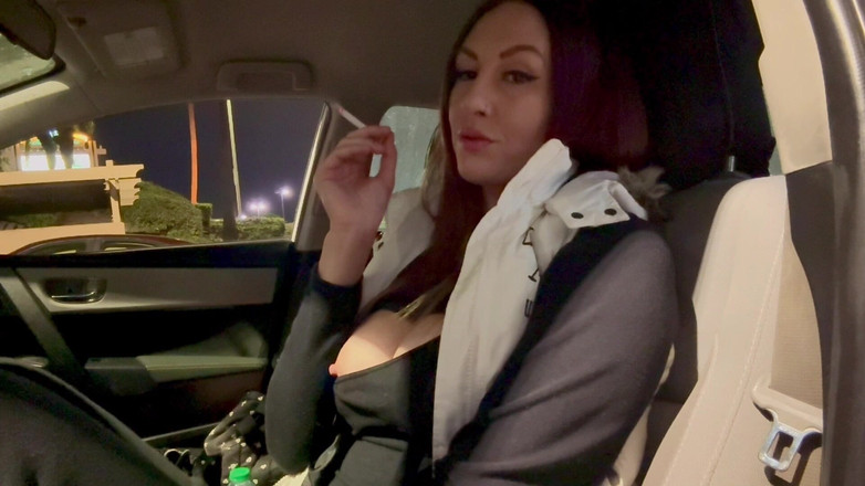 Artemisia Love: イタリアの巨乳のMILFアルテミシアが車の中で夜遅くに屋外でタバコを吸いながら大きな胸を見せるイタリアフェティッシュ
