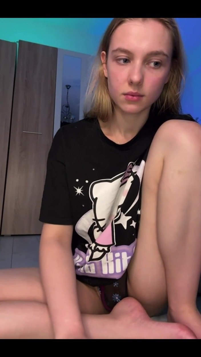 JuiceLussie: 큰 딜도로 핑크색 완벽한 보지 핑거링