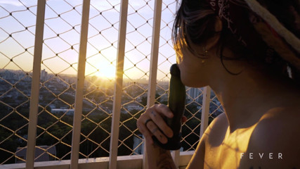 Fever Films: Une brune sur le balcon joue avec sa chatte pour...