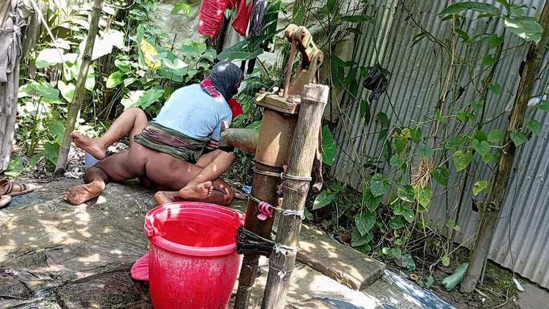 Real Time Enjoy: Saya mengongkek adik tiri kampung saya di luar semasa dia...