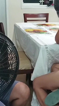 Saya benarkan abang tiri saya makan pepek ketat dan berair saya - lucah dalam bahasa Sepanyol. Saya membantunya berasa lebih baik.