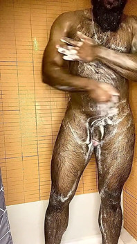 Pria berbulu di kamar mandi