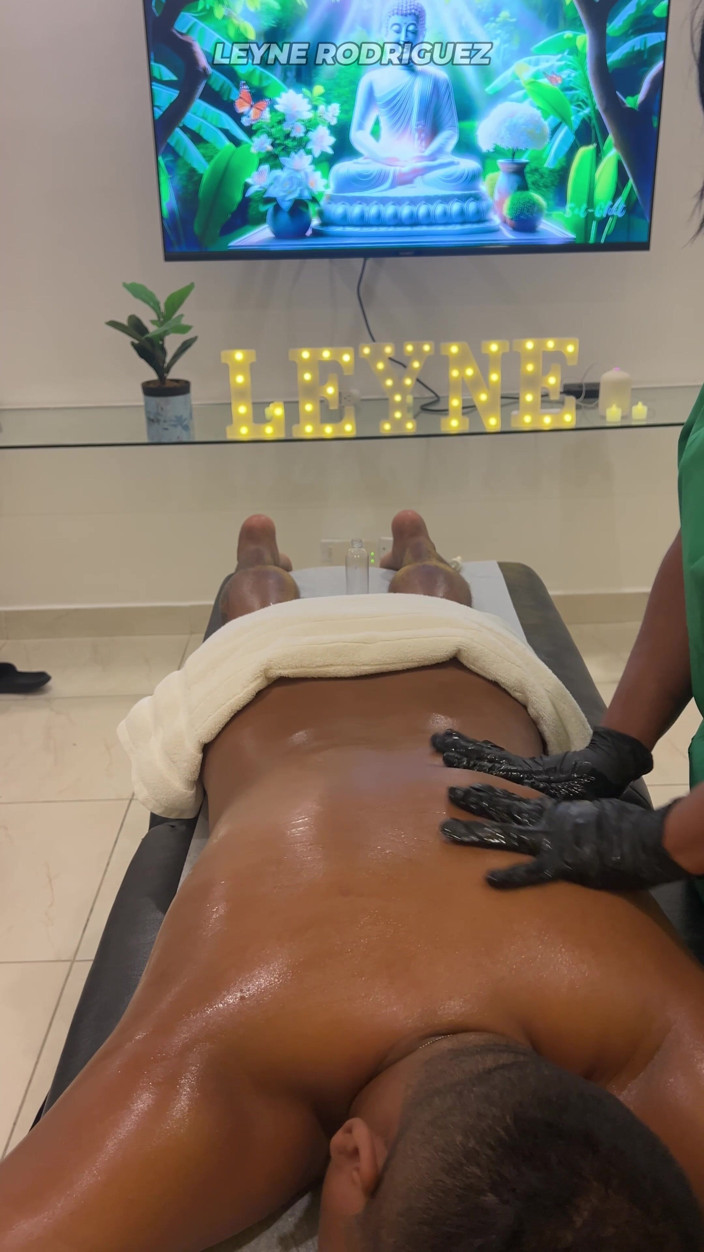 Leyne Rodriguez: Leyne Rodriguez: femeie latino sexy în uniformă de masaj oferă o...
