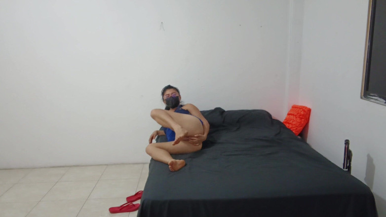 NEGRITA SEXY: Ma belle-mère caresse son vagin en fantasmant à propos de coucher...