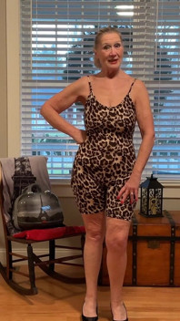 La modella GILf nuda dani d mature ci prova (tuta attillata viola, tuta con stampa leopardata)
