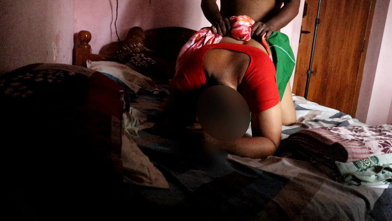 Black & white desicat: Suri rumah India bertetek besar dalam pepek saree dijolok