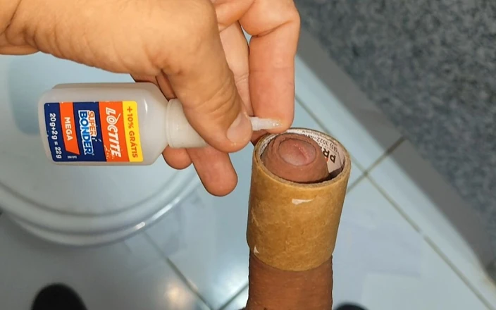 DaddyDoted: 超级热辣的胶水把鸡巴固定到鸡巴环上