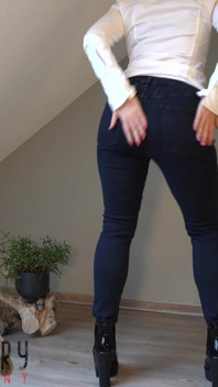 Sexy MILF v těsných džínách Bubble Butt Výprask a Cum v džínách uctívání