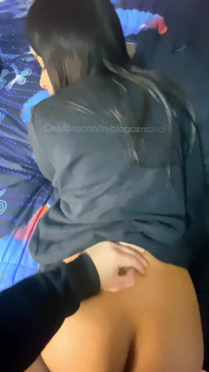 MyBlogPersonal: Sora mea vitregă mă așteaptă goală în camera ei și îi ridică curul,...
