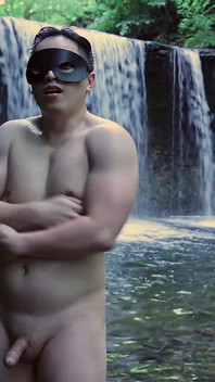 Musculoso asiático pedaço flexiona em speedo por cachoeira - bunda apertada &provocação de buraco, tira roupa e explode com maciça gozada