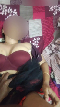 Seksowna indyjska ciocia Sreejaa Big Soczyste cycki w Sari fucked ciężko przez jej sąsiada