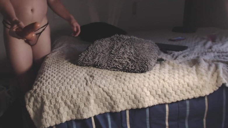Icyhot707: Homo stopt een dildo terwijl ze de kleren van haar...