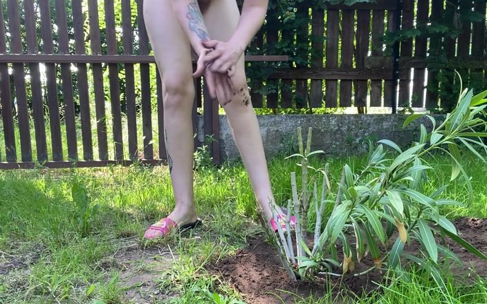 Cute Blonde 666: Harig meisje naakt tuinierend buiten