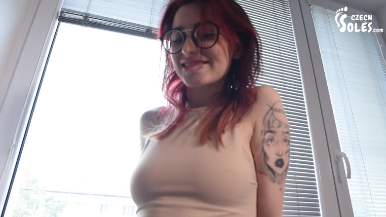 Czech Soles - foot fetish content: Kız arkadaşa son derece yüksek topuklu ayakkabılar hediye ediyor ve...