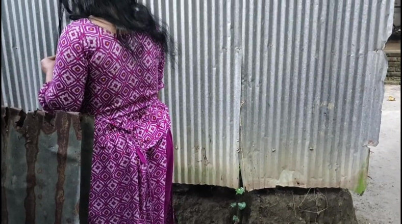 SAFI-SEXY: Eu vejo minha tia indo ao banheiro para fazer xixi,...