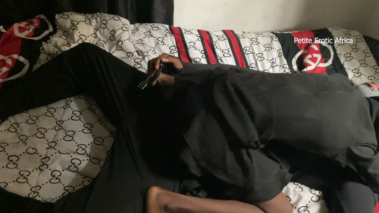 Petite Erotic Africa: คนรักขี่ผ้าเต็มตัว