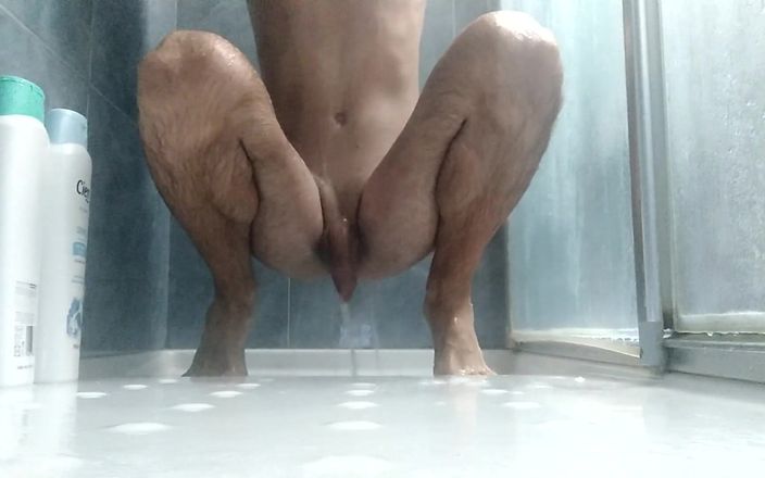 Arg B dick: 你想射在我的脚上用你的精子洗澡，请性感的脚男孩在淋浴时玩耍