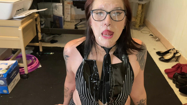 Missellie8: La puta bimbo de la oficina