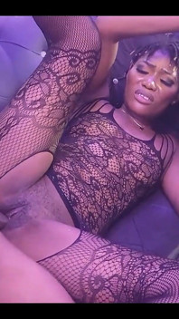 Une grosse black baise sa copine avec un gode ceinture pour la première fois puis partage avec son copain
