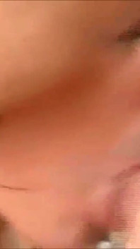 La ragazza troia ama sentire due cazzi allo stesso tempo