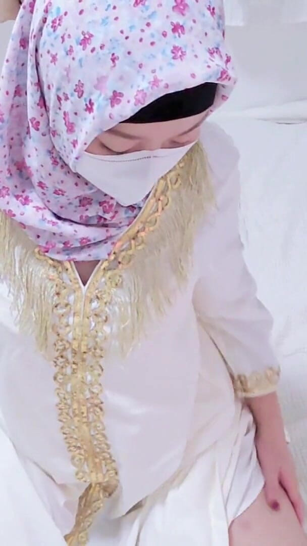 LittleMuslim: Una Ragazza Hijabi Malese Che Stuzzica Con Abaya Bianca Mostra...